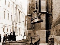 Gornji grad. Markov trg 1931. godine. Podizanje crkvenog zvona